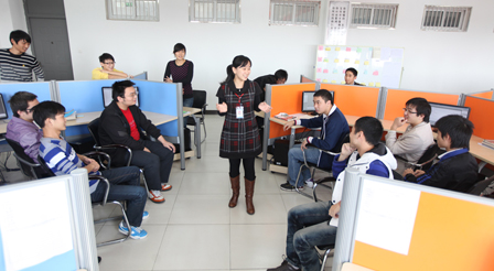 导师在企业环境下的实训室内给学生们上课