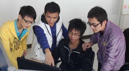 同学们在讨论开发项目