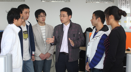 专业导师在给同学们讲解项目架构