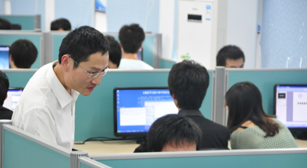 项目导师在实训室内巡视