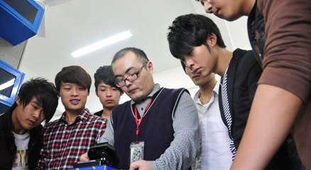 项目导师为学生们讲解专业设备的使用方法