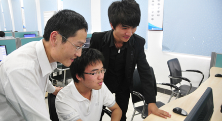 学生和项目导师一起讨论问题