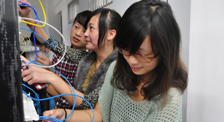 动起手来实训,女同学也很积极