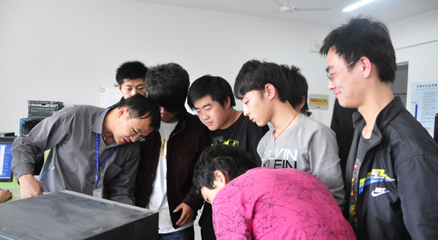 项目导师为学生讲解交换机的工作原理