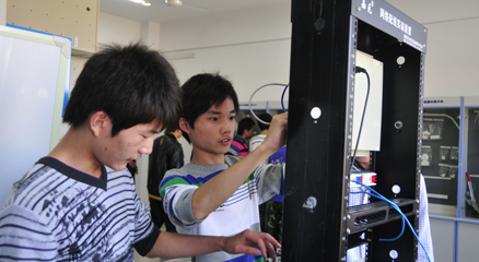 同学们正在综合布线室内实训