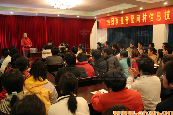 招聘现场气氛热烈