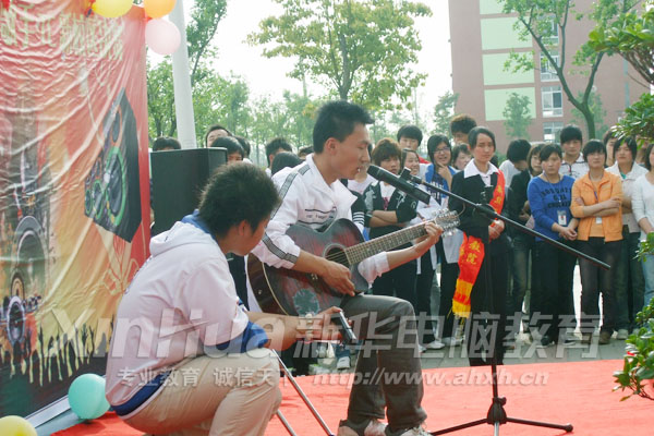 自弹自唱 格外精彩