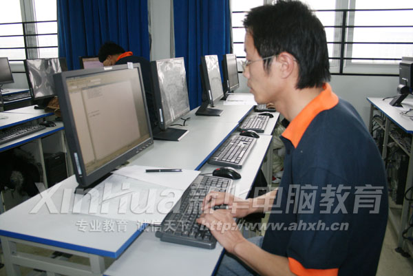 认真操作 全神贯注