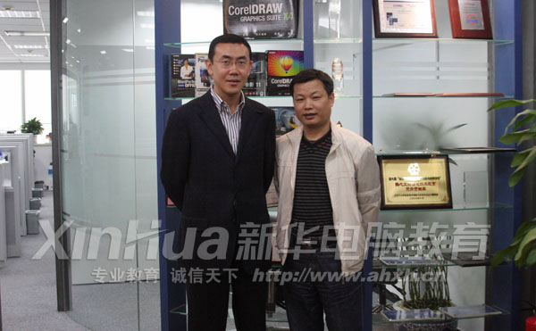 科亿尔(Corel)数码科技(上海)有限公司北京分公司北亚区总经理赵信荣与新华电脑教育代表合影