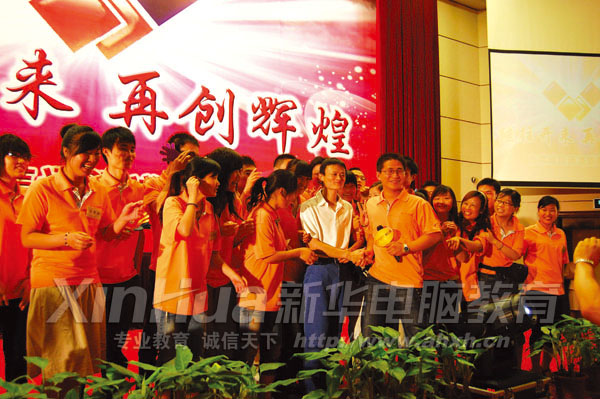 在获得“阿里巴巴诚信通全国销售总冠军”后,朱亚男如愿获得中国互联网传奇人物、阿里巴巴集团董事局主席兼首席执行官马云的接见。图为朱亚男及同事和马云合影