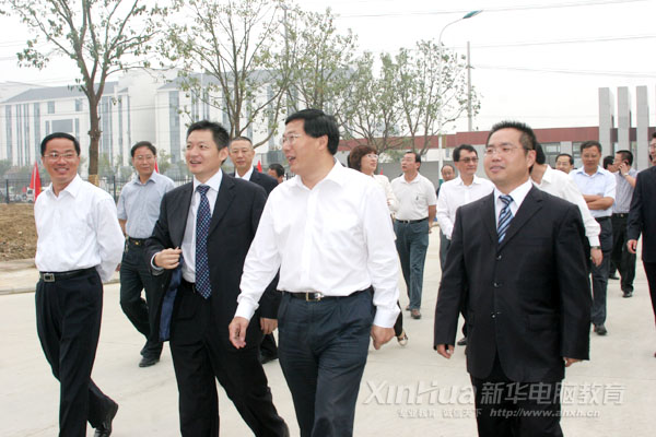 吴市长(左起第三人)一行步入学院职教城新校区视察指导