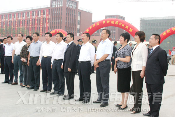 吴市长一行与新华电脑教育代表合影