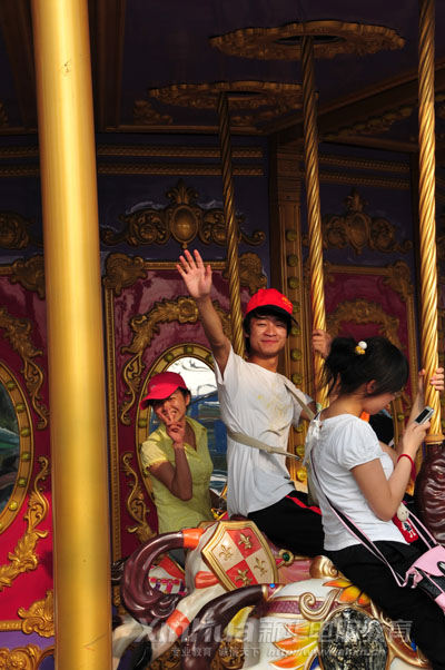 获奖学生登上旋转木马重温童年时光