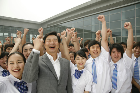 慈善大使濮存昕和新华学子在一起