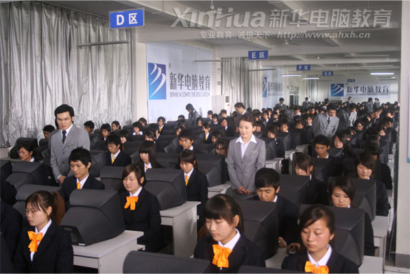 新华学子上手快、动手能力强,受到众多用人单位的一致肯定。图为新华学子正在现代化网络实训中心接受“综合项目实训”