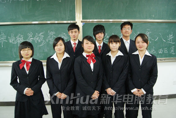 参加辩论赛的选手合影