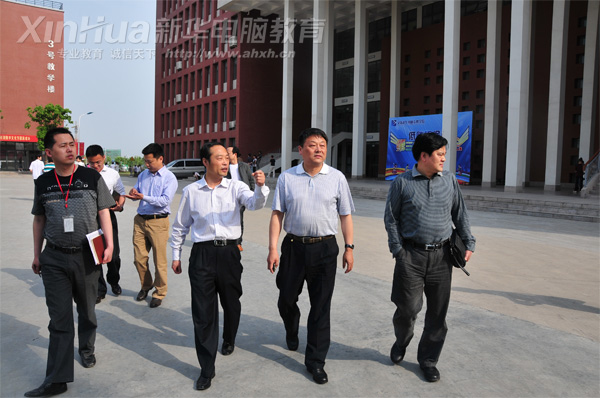 安徽新华电脑专修学院_孙院长带领新站区领导参观校园
