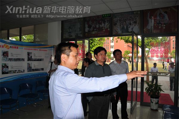 安徽新华电脑专修学院_我院就业指导中心负责人向新站区领导介绍就业信息