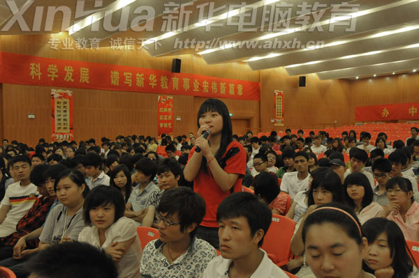 同学们纷纷就专业学习、就业、创业等方面的问题向学长提问