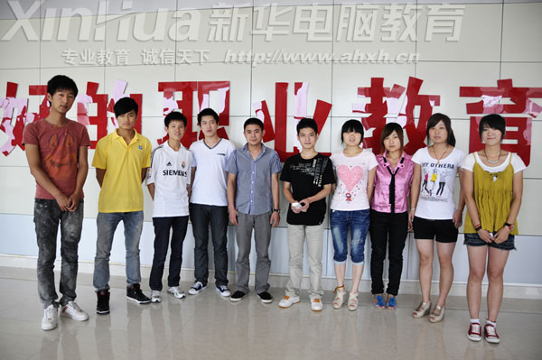 报告会结束后许双贵和学弟学妹们亲切合影留念