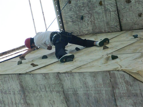 安徽新华电脑专修学院_攀岩墙即将到达顶峰