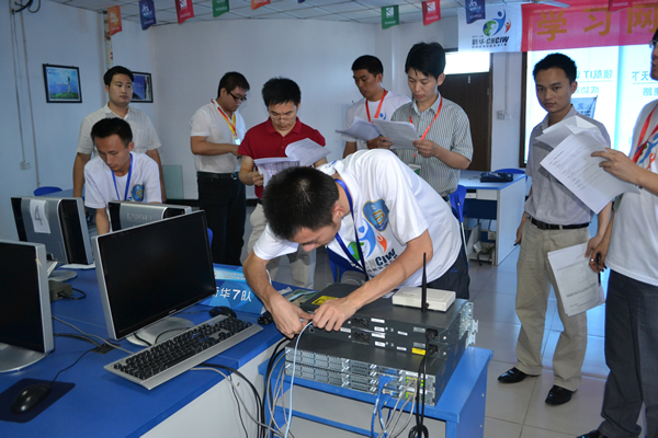 安徽新华学生组参赛选手管用同学正在评分现场调试设备