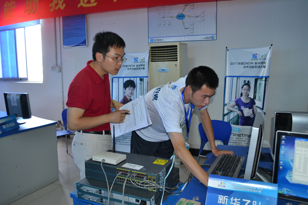 安徽新华学生组参赛选手管用同学正在演示比赛成果