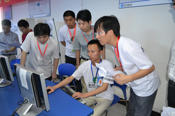 安徽新华学生组参赛选手吴然同学正在向评委们展示比赛成果