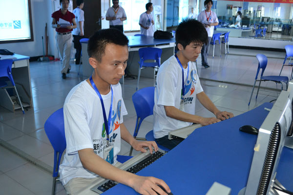 安徽新华学生组参赛学生正在品分现场做最后的调试