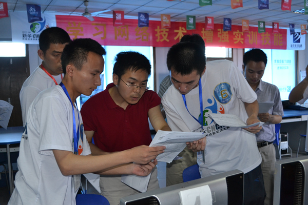 大赛评委正在现场对安徽新华学生组参赛选手提问