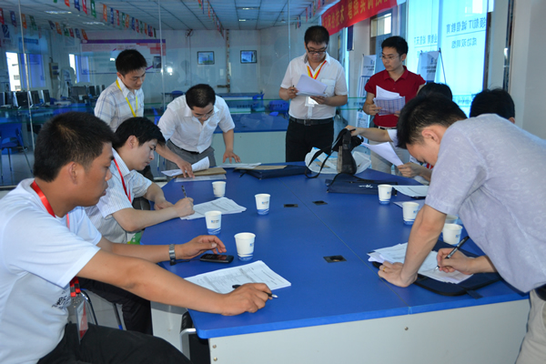 大赛评委们正在统计评分结果