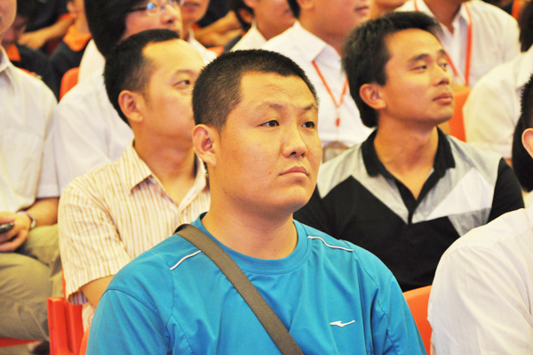 在颁奖现场上聚精会神地参赛代表