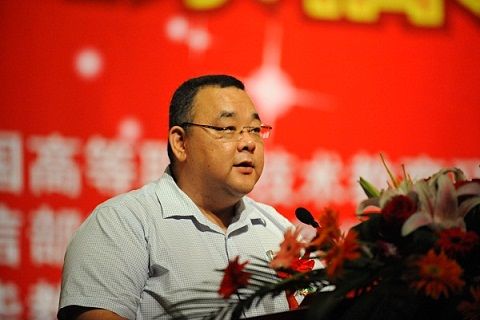 安徽新华电脑专修学院_大赛总裁判长曹红泼在颁奖典礼上讲话