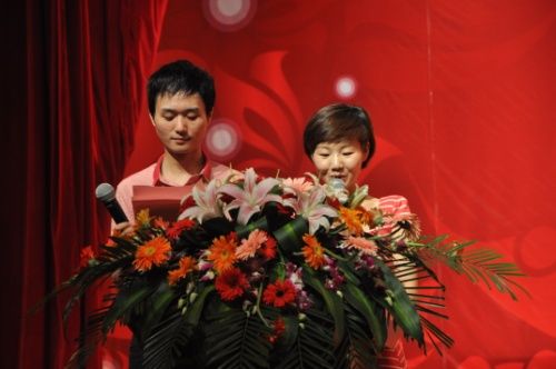 安徽新华电脑专修学院_安徽电台交通频道的主持人一鸣(左)