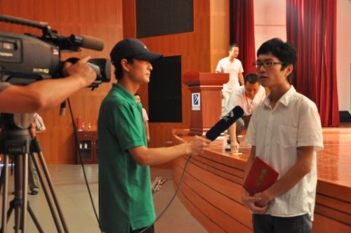 安徽新华电脑专修学院_江苏卫视的记者正在采访我院获奖选手