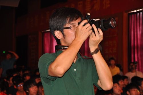 安徽新华电脑专修学院_《状元360》栏目组正在拍摄颁奖典礼现场活动照片