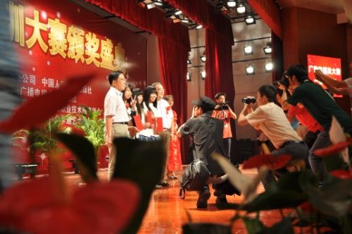 安徽新华电脑专修学院_众多媒体争相报道