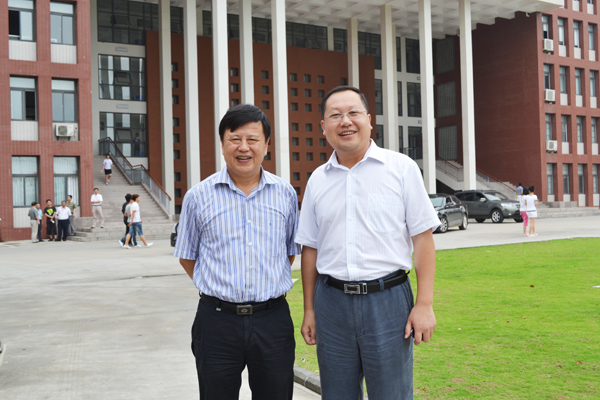 安徽新华电脑专修学院何贵金院长(右)和蚌埠市副市长杨宏春(左)合影留念