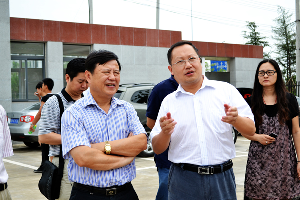 安徽新华电脑专修学院院长何贵金正在向杨副市长详细介绍学院校区规划和建设情况