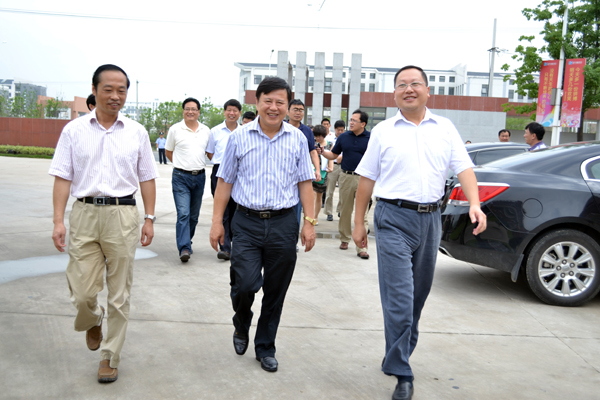 杨副市长一行正在参观我院职教城校区