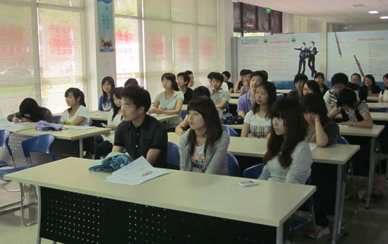 安徽新华电脑专修学院—新华学子们上岗前接受培训