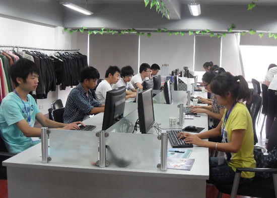 安徽新华电脑专修学院—学生们工作时的情景
