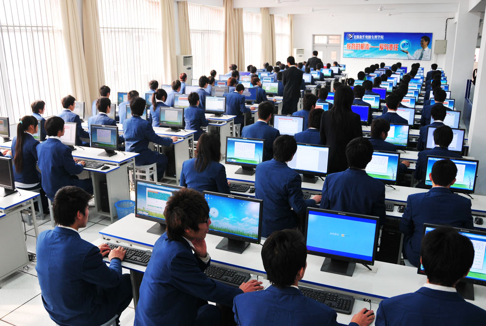 安徽新华电脑专修学院_IT大学 学子实训瞬间