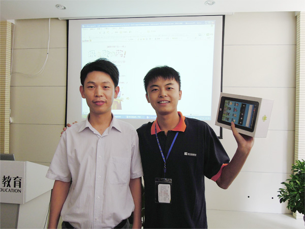 获奖后,安徽新华电脑专修学院领导与夏冰合影留念