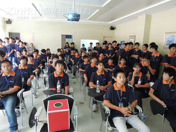 新学子们在急切地等待抽奖