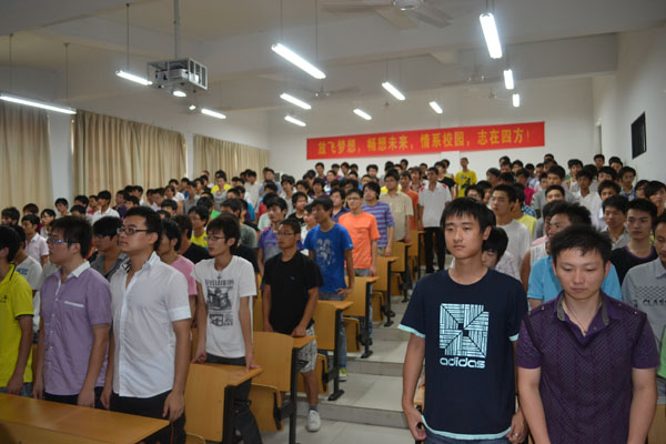 学生全体起立,奏国歌