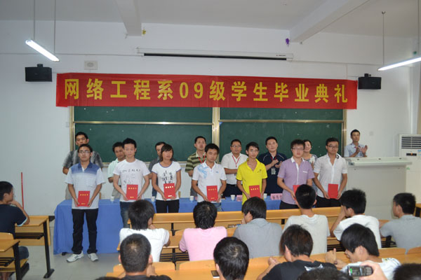 与会领导为毕业生颁发证书