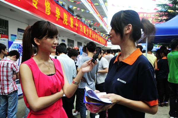 参加应聘的学生接受合肥电视台记者的采访
