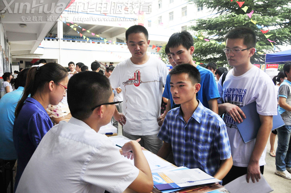 在招聘会现场咨询问题的同学们