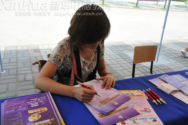 前来报名的同学正在填写报名表